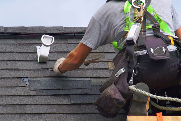 Read more about the article Choosing A Roofer For Roof Replacement in Des Moines & Indianola, IA | Roofers in Des Moines & Indianola, IA